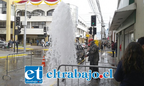 Operarios de una empresa contratista procedieron a cortar el agua y reponer el grifo en su lugar.