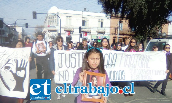 NI UNA MÁS.- Cerca de 150 personas marcharon por las calles de San Felipe para reclamar la falta de resultados en la investigación de la muerte de Marjorie Varas.