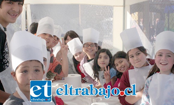 PEQUEÑOS CHEFS.- Aquí los vemos desarrollando un curso y práctica de cocina básica para niños.