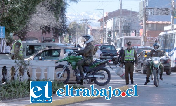 Carabineros de San Felipe resguardando la seguridad en la Plaza de Armas de la comuna ante los últimos acontecimientos delictuales ocurridos.