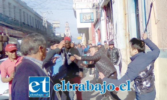 SIGUEN LOS ROBOS.- Fue una batalla campal, en esta gráfica vemos a los orientales en franca pelea callejera intentando recuperar lo que les robaron.