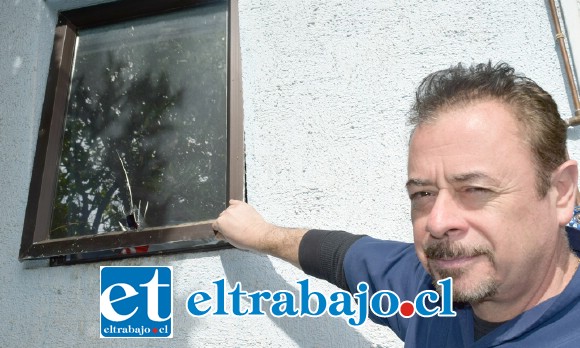 ENTRADA ILEGAL.- El director de Sedent, Dr. Mauricio Sepúlveda Rodríguez, muestra a Diario El Trabajo la ventana por donde ingresó el delincuente.