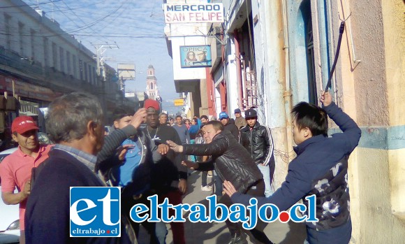 El ambiente que se genera cada vez que hay robos en nuestra ciudad, es de violencia, frustración e impotencia de las víctimas, como ocurrió el sábado frente a Tienda La Giralda. (Archivo)