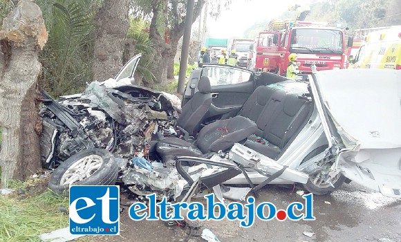 El conductor de este vehículo que quedó totalmente desintegrado resultó de gravedad tras el violento impacto contra el bus de la empresa Pullman. (Fotos: Emergencias Panquehue)