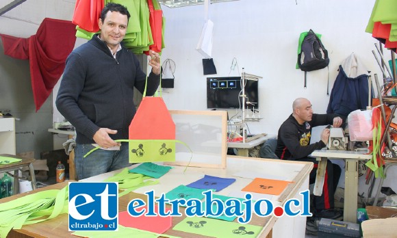 Internos del taller de corte y confección elaboraron las requeridas pecheras, las que serán entregadas junto a las colaciones.