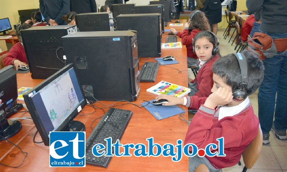 Dos salas temáticas de Inglés, un aula común y un laboratorio de computación equipado con tablets, computadores, impresoras, pizarra interactiva, equipos de sonido, material didáctico, mobiliario y un software de inglés de Imagine Learning, contempla el plan GO4 que se implementó en Santa María.