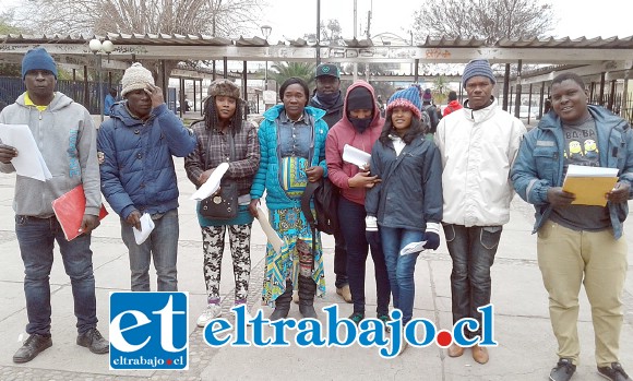 Un grupo de haitianos a la salida de la Gobernación, quienes se encuentran sin permiso para trabajar.