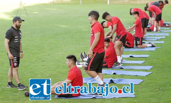 Los cadetes del Uní, Ignacio Mesías (el primero sentado en la foto) y Matías Silva (de rodillas en la imagen) se encuentran en Francia como parte de la Selección Chilena U17.