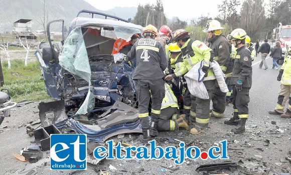 El conductor del camión ¾ resultó con lesiones de consideración tras la violenta colisión.