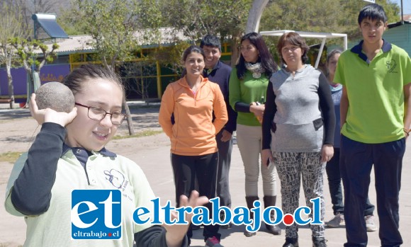 SUEÑA EN GRANDE.- Ella es la niña Roberta Núñez Gálvez, haciendo una demostración de lanzamiento de bala para Diario El Trabajo.