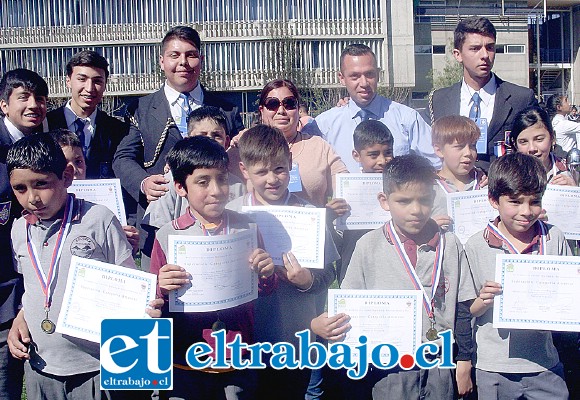 PREMIO AL ESFUERZO.- Aquí tenemos a los chiquitines más esforzados, ellos dan fuerza y vigor a la Banda Río Colorado, de la escuela del mismo nombre, ubicada en el camino internacional.