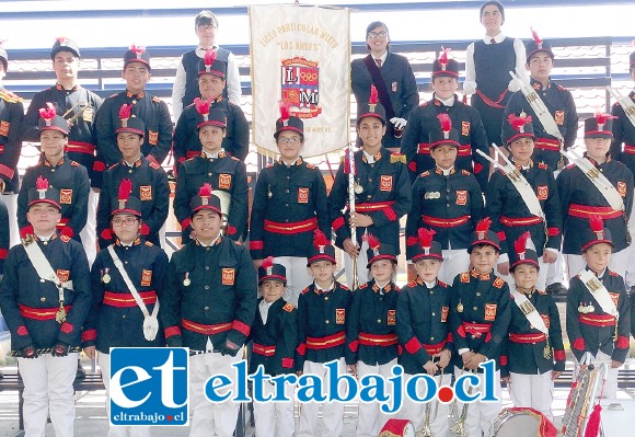 TERCEROS EN MEDIA.- Aquí tenemos a la esplendorosa Banda del Liceo Mixto de Los Andes, que se lució en grande.