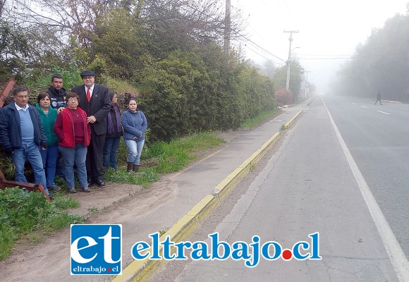 Vecinos aseguran que han solicitado en reiteradas oportunidades la restitución de los paraderos, que fueron destruidos por los accidentes pero no han sido escuchados. Hoy sólo quedan los pilares y así deben esperar la locomoción colectiva.