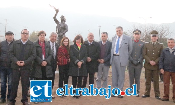 Autoridades presentes en la inauguración del monumento de tres metros de altura que rinde homenaje a la mujer temporera.