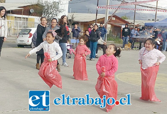 ENSACADOS.- Así volaron estos chiquitines jugando al Ensacado, no importó se caían o no, lo trascendente era llegar primero a la Meta.