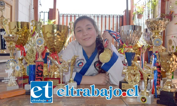 NADANDO EN TROFEOS.- Aquí tenemos a la joven Hillary Castillo Céspedes, niña sanfelipeña que representará a nuestra ciudad en la Copa Brian Vidal 2017, se disputará en San Rafael de Mendoza, Argentina.