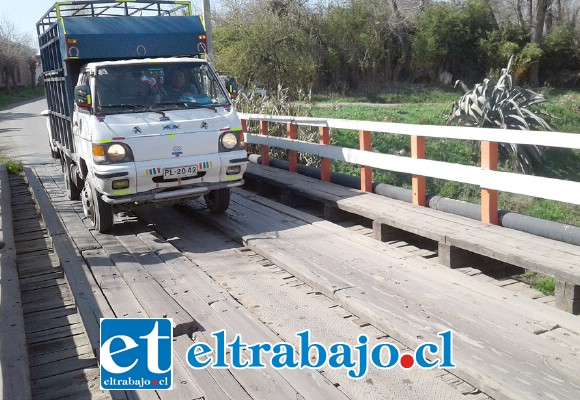 Sólo un vehículo a la vez puede pasar por el Puente 25 de Mayo.