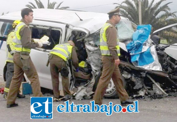 La violencia del impacto deformó la cabina del furgón, provocando la muerte de cuatro de sus ocupantes. (Foto publimetro.cl)