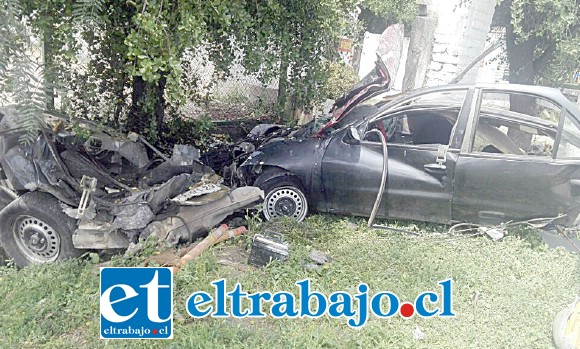 La magnitud de accidente ocurrido la mañana de ayer domingo en el sector Escorial de Panquehue dejando el vehículo desintegrado.