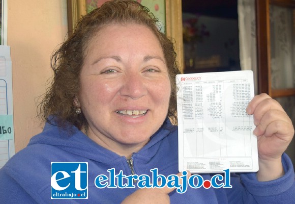 PROFESORA MOTIVADA.- Nuestra amiga Lorena muestra a Diario El Trabajo la libreta bancaria que demuestra la existencia de este dinero, el que gentilmente sus amigos y autoridades le han ayudado a recaudar.