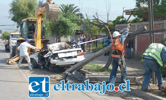 Tras el accidente se debió trabajar en retirar el vehículo y reparar los daños al poste telefónico.