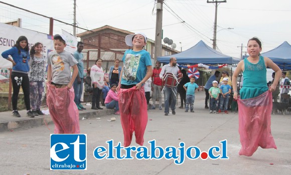 Los niños fueron protagonistas de la jornada realizada en el principal acceso al barrio Las 4 Villas.