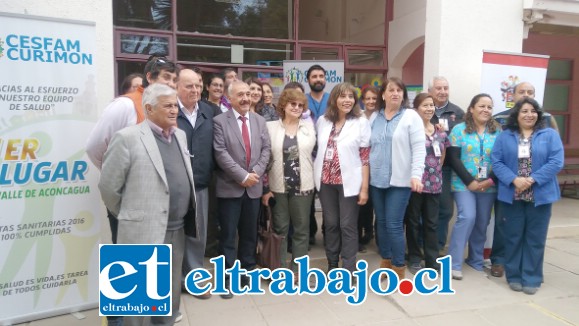 Alcalde de San Felipe, Patricio Freire, junto al equipo de trabajo del Cesfam Curimón.