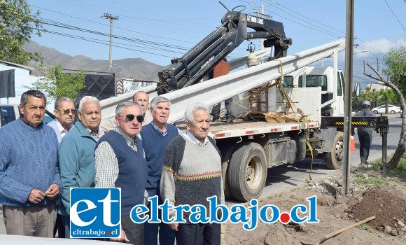 SIGUEN ESPERANDO.- Estos vecinos durante años han clamado por una justa solución al problema de inseguridad vial que reina en el camino Encón. Ayer fue instalado un nuevo poste en el lugar del accidente del lunes.