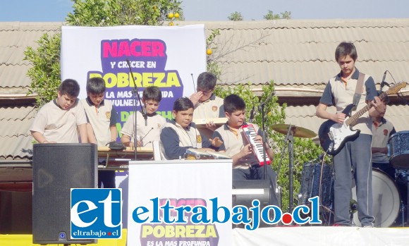 Bandas de diversos colegios participaron del Festival ‘Lolopelusa’ realizado en el sector de Las Cuatro Villas, evento que los vecinos del sector disfrutaron junto a autoridades encabezadas por el alcalde Patricio Freire.