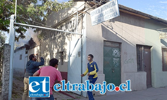 SEGUNDOS VITALES.- Momentos de angustia vivieron los vecinos, quienes atendieron a tiempo este incendio, mismo que amenazaba ya con extenderse a una céntrica imprenta.