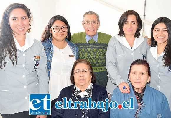 ELLOS AL FRENTE.- Aquí tenemos al equipo de profesionales que brindan atención a estos 17 jóvenes del Taller Génesis.