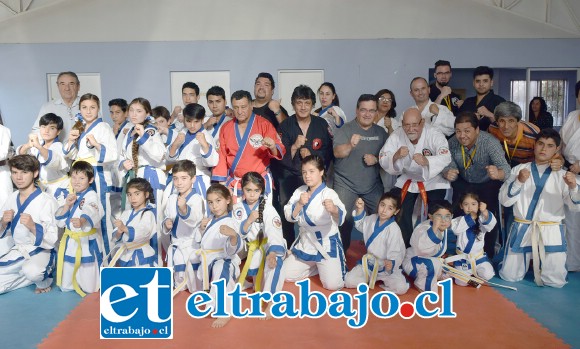 FUERZA DEL KARATE.- Ellos son parte de la gran familia del Karate sanfelipeño, sus niños, chicas y jóvenes del Club Hodori Karate, de San Felipe.