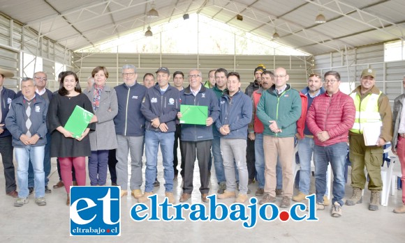 Arrieros junto a representantes de la Ganadera Tongoy y autoridades locales, durante la firma del convenio.