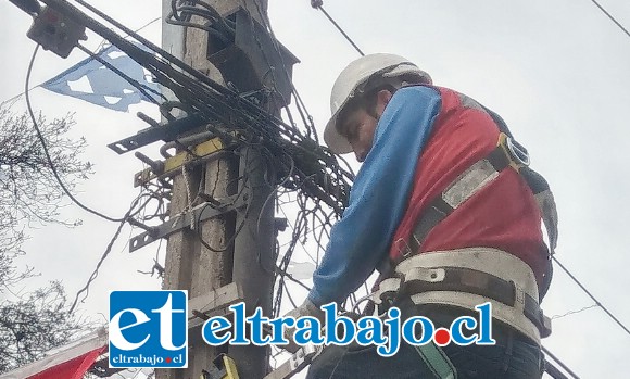 Una de las empresas de telefonía que ya comenzó con esta nueva etapa de ‘amarre y enlace’ de cables en desuso en San Felipe, los que seguirán ocupando el espacio aéreo.