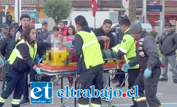 TRAGEDIA CON CICLISTA.- Un lamentable accidente en el que una unidad de Carabineros embistió a un ciclista cuando pasaba por un paso de Cebra ayer jueves en las inmediaciones de Avenida O’Higgins con Traslaviña, es el que ocurrió al filo de las 20:00 horas. Este vecino sanfelipeño fue conducido muy grave al Hospital San Camilo por una unidad del Samu. (Foto Roberto González Short)