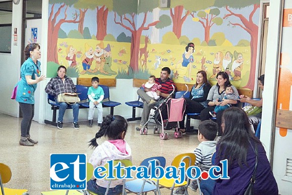 Mucho más agradable y placentera se vuelve la espera cuando la ‘Cuenta Cuentos’ comienza a relatar sus historias al público del Hospital San Camilo.