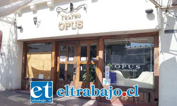 El conocido y céntrico bar Opus fue el escenario de una noche de furia de una mujer que causó daños por 800 mil pesos.