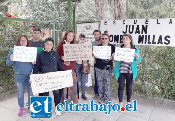 Un grupo de apoderados protestó en el frontis del colegio cuando se supo la noticia del cierre la semana pasada.