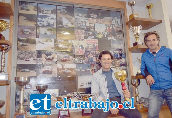 SIEMPRE JUNTOS.- Ellos son Rolando Biénzobas y su copiloto Claudio Ahumada, mostrando a Diario El Trabajo algunos de sus trofeos y fotografías.