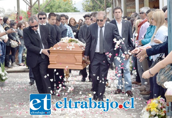 ADIÓS CATITA.- Miles de pétalos de rosas blancas acariciaron la caja fúnebre de la niña Catalina Adriasola Dinamarca, de 17 años de edad, quien perdió la vida cuando en horas de la madrugada de este sábado, el auto en donde ella viajaba con otras amigas, se estrellara contra un árbol en Carretera San Martín. (Foto Roberto González Short)