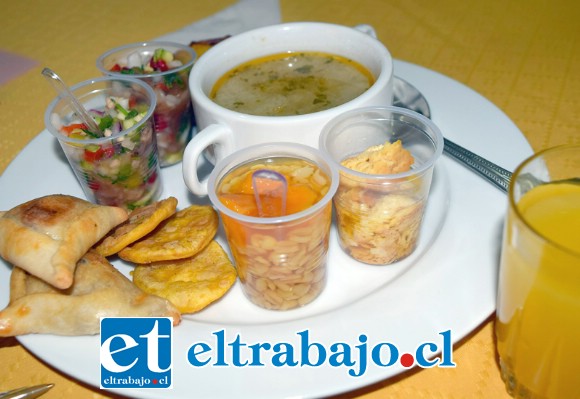 UNA DELICIA.- Ceviches de verdura y de cochayuyo; pasteles de mariscos y de choclo; Valdivianos; empanadas de pino; sopaipilla, pebre, mote con huesillo, leche asada y jugos naturales.