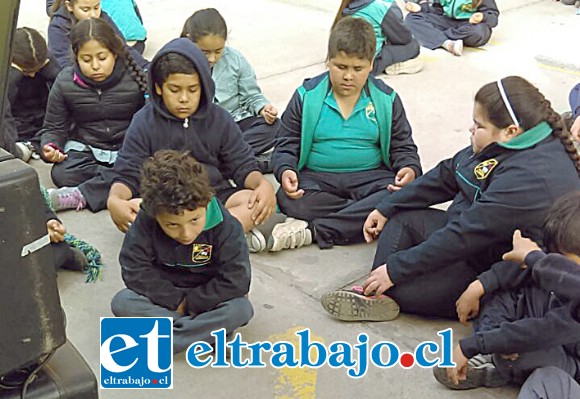 SANA CONVIVENCIA.- Son muchas y muy saludables las dinámicas de trabajo grupal las que desarrollan estos escolares en busca de una mejor convivencia.