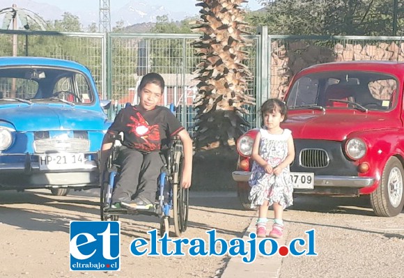 Niños con discapacidad junto a memorables fitos.