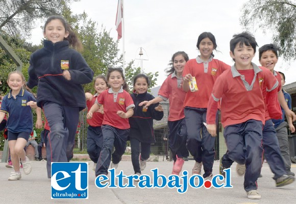 LA CARRERA DE LA VIDA.- La felicidad de crecer y aprender en un lugar seguro y con oportunidades por igual, es la que sienten estos pequeñitos escolares del Liceo San Felipe en su día a día.