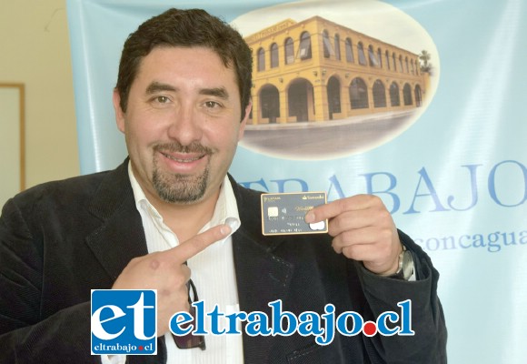 FELIZ GANADOR.- Ulises Molina Mesa muestra a Diario El Trabajo la tarjeta de crédito con la que se ganó este millonario premio.