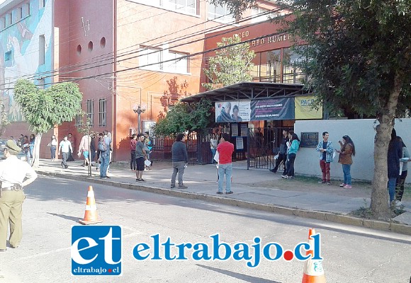 Carabineros presente en el exterior del Liceo Roberto Humeres Oyaneder.