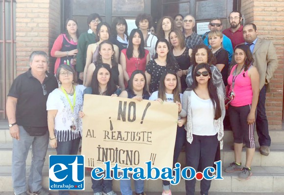 Los profesores muestran el cartel donde califican como indigno el reajuste al sector público.