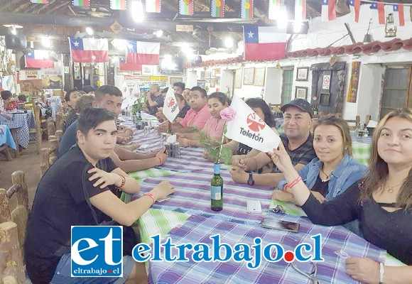 Los vecinos reunidos en el restaurante La Ruca en su primera cita.