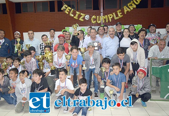 UNA GRAN FAMILIA.- El Club Deportivo Ulises Vera celebró la noche de este sábado sus 56 años de existencia en nuestra comuna. Se trata de varias series de fútbol plenamente comprometidas con un proyecto deportivo con gran fuerza en el Valle de Aconcagua.