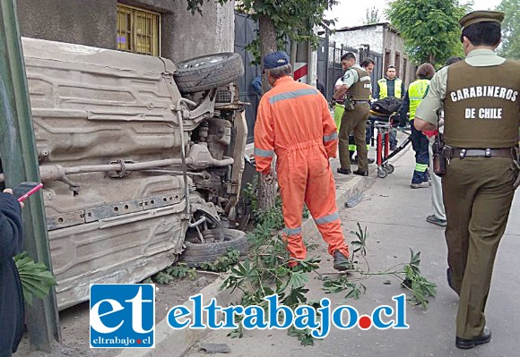 El vehículo marca Suzuki terminó volcado tras colisionar con la camioneta marca Ford, cerca de las 07:30 horas de la mañana de ayer miércoles en la esquina de Artemón Cifuentes con Navarro en San Felipe. (Fotografías: Emergencia V Cordillera).